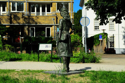 903123 Afbeelding van het beeld van verzetsvrouw Truus van Lier in het Willemsplantsoen te Utrecht. Het beeld is ...